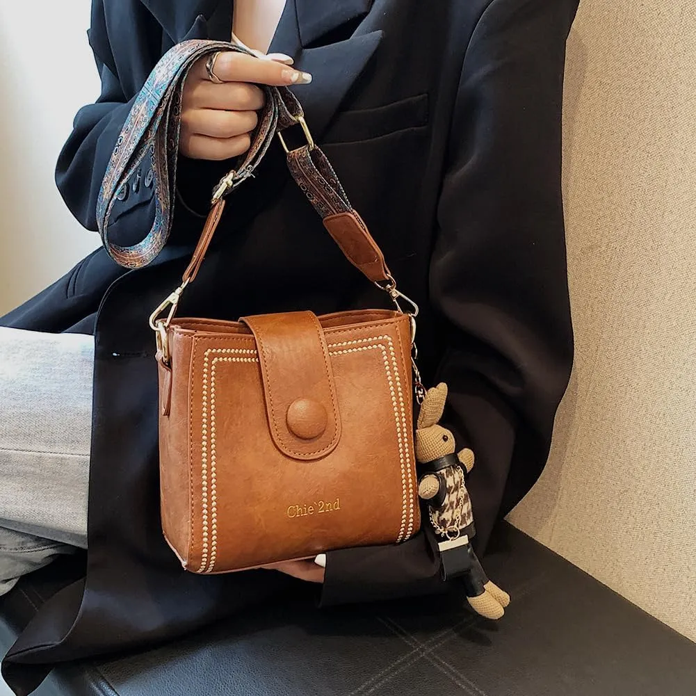 Women Retro Bucket Bag with Pendant Fashion PU Leather Crossbody Bag with Adjustable Wider Shoulder Strap Shoulder Purses